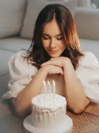 Potret Wulan Guritno dapat Kejutan Ultah Ke-45 dari Anak-Anak, Terharu dapat Buket Bunga Mawar