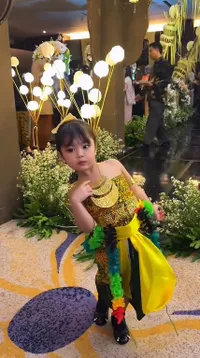 Potret Xarena Putri Siti Badriah Pakai Busana Tradisional Bak Pengantin Cilik, Cantik dan Centil