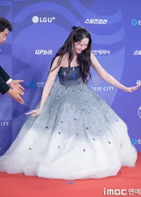 Potret Yoona Jatuh Slay di Red Carpet Blue Dragon Series Awards 2025, Tersandung Tetap Cantik
