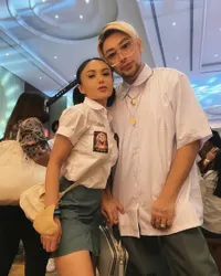 Potret Yuni Shara di Ultah Ussy, Jadi Anak SMA 'Bandel' Pakai Rok Super Pendek - Masih Cocok Banget