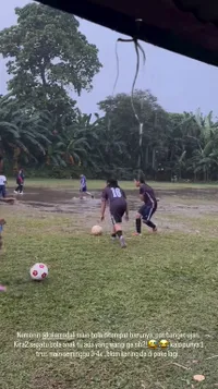 Potret Zaskia Adya Mecca Temani Anak Perempuannya Main Bola di Tengah Hujan, Dapat Oleh-oleh Pisang dan Labu