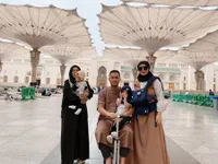 Potret Zaskia Gotik Umrah Bareng Suami & Kedua Anaknya, Arsila Asyik Main Sama Burung di Masjid Nabawi