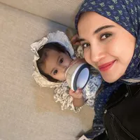 Potret Zaskia Sungkar Akhirnya Tunjukkan Wajah Baby Humaira, Cantik Bermata Lentik Bak Boneka - Mirip Ukkasya