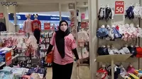 Potret Zaskia Sungkar Belanja Perlengkapan Bayi di Usia Kehamilan 8 Bulan, Irwansyah Protes Harga Satu Baju Rp 3 Juta