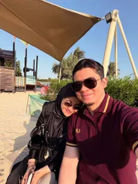 7 Potret Zaskia Sungkar dan Irwansyah di Jeddah, Ajak Anak Main - Berkeliling