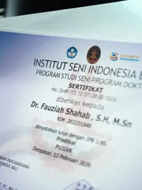 Potret Zee Zee Shahab Raih Gelar Doktor, Prabu Revolusi Bangga