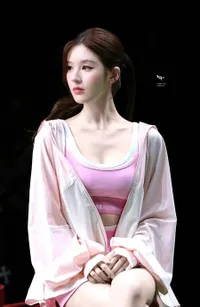 Potret Zhao Lusi Hadiri Shanghai Fashion Week Bersama Moution, Cantik Banget Kayak Barbie