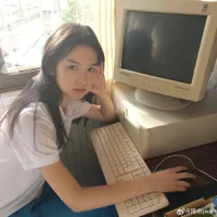 9 Potret Zhou Ye saat Pemotretan Usung Tema ala 90-an