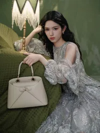 Potret Zhou Ye Tampil Menawan di Premiere THE DEVIL WEARS PRADA 2 di Shanghai 