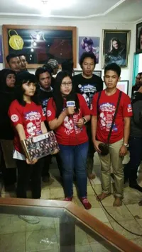 Potret 'Ziarah 20 Tahun' Para Fans ke Makam Nike Ardilla