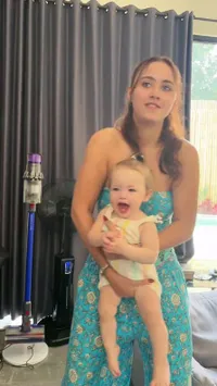 6 Potret Zoe Wassink saat Momong Kamari Anak Jennifer Coppen,Terlihat Sayangnya