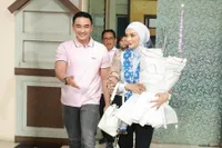 Potret Zumi Zola Sambut Kedatangan Putri Zulkifli Hasan di Jambi, Cium Tangan Saat Bertemu - Pacaran? 