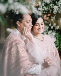 Pretty in Pink! Ini Deretan Foto Indah Permatasari yang Begitu Glowing dan Bahagia Dalam Balutan Busana Pengantin