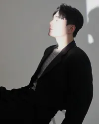 Pria Idaman! 8 Potret Tampan Kier King - Sosok yang Selalu Ingin Bahagiakan Orang Tua 