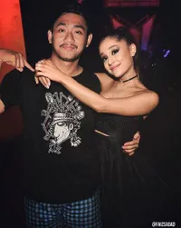 Pria Ini Ngedit Dirinya Dengan Seleb Hollywood, Hasilnya Mirip!