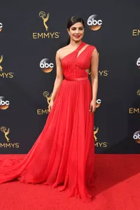 Priyanka Chopra di Emmy Awards '16, Sukses Pikat Tom Hiddleston