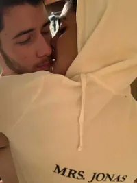 Priyanka Chopra Rayakan Rilis Album Nick Jonas dengan Kebucinan Sejati