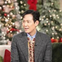 Promosi 'SQUID GAME 2', 8 Potret Lee Jung Jae Tak Selamat dari Kamera Wartawan Hollywood - Netizen Korea Soroti Keriput di Wajah dan Leher