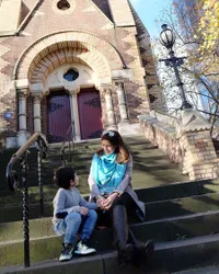 Potret Hangat Kedekatan Carissa Puteri dan Anak di Melbourne