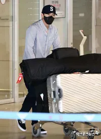 Pulang dari Bulan Madu, Ini Foto Hyun Bin dan Son Ye Jin Tunjukkan Kebucinan di Depan Media Saat di Bandara
