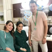 Pulang Dari RS, Titi Kamal Kebanjiran Tamu Artis Tengok Baby Kai