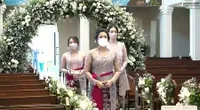 Diam-Diam Pulang ke Indonesia, 10 Potret Cantik Dita Karang Berkebaya Bali di Pernikahan Sang Kakak