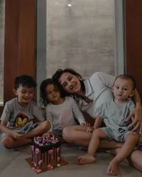 Punya 3 Anak di Usia 25 Tahun, 8 Potret Dahlia Poland Tampil Sederhana dan Rela Tak Lakukan Banyak Perawatan Demi Fokus Urus Buah Hati