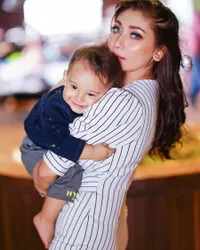 Punya Darah Australia, Intip 10 Potret Sidney Anak Laki-Laki Baby Margaretha yang Ganteng Banget - Paras Bulenya Jadi Sorotan