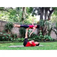 Punya Instruktur Sama, Para Seleb Ini Lakukan Pose Yoga 'Gila'
