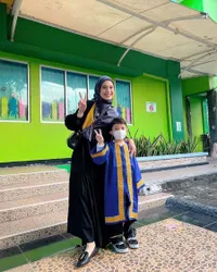 Punya Jadwal Super Padat, 8 Selebritis Top ini Curi Waktu Antar Jemput Anaknya ke Sekolah - Ada yang Dibilang Mirip Kakak Adik