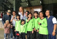Punya Jiwa Malaikat, Ini 9 Potret Tamara Bleszynski Saat Lakukan Aksi Sosial - Beri Bantuan Untuk Orang Tak Mampu 
