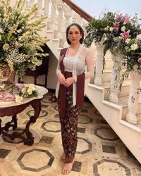 Punya Paras Kecantikan Khas Wanita Indonesia, 7 Potret Cantik BCL Pakai Kebaya Saat Hadiri Acara Pernikahan Bak Putri Keraton - Tampil Selaras Bareng Dimas Beck