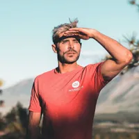 Punya Pesona Luar Biasa, Foto Zac Efron Ini Sempat Bikin Salah Fokus!