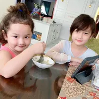 Punya Tipe Rambut Berbeda, 9 Potret Kompaknya Elea dan Sheva Putri Ussy Sulistiawaty yang Cantiknya Bak Boneka Korea