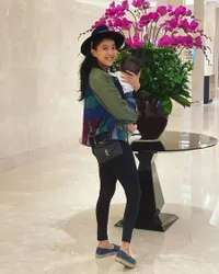 Putarkan Pidato Bung Karno pada Anaknya yang Masih Bayi, Ini 7 Potret Olivia Zalianty Momong Baby Hydro - Momen Pertama Kali Injak Bumi Tak Terlewat