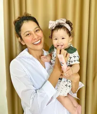 Puteri Indonesia Jadi Hot Mom, Ini Sederet Foto Bunga Jelitha Saat Momong Sang Buah Hati: Tetap Glowing Meski Tak Dandan!