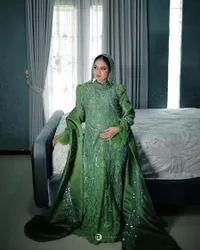 Putri Isnari Pengajian dan Siraman 7 Bulan Kehamilan, Pancarkan Aura Bumil Glowing