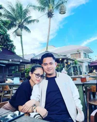 Putri Isnari Posting Foto Dekap Calon Suami, Beri Pesan Agar Jangan Berburuk Sangka