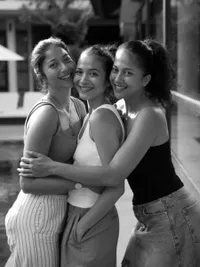 Putri Marino Foto Bareng Dua Saudara Kandung, Mirip Bak Kembar