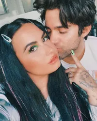 Putus Setelah 2 Bulan Tunangan, Kemesraan Demi Lovato & Max Ehrich Kini Tinggal Kenangan