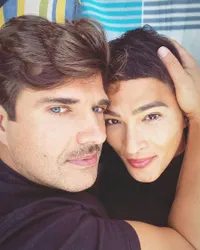 Putuskan Jadi Transgender, 8 Potret Oscar Lawalata dan Pacar Bule yang Makin Lengket - Pamer Pelukan Mesra