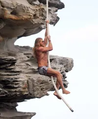 Pacar Baru Demi Moore Gelantungan di Tebing Seperti Tarzan