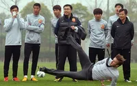 Pamer Tendangan - David Beckham Jatuh Terpeleset