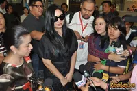 Para Artis Jenguk Krisdayanti di RS Mitra Keluarga