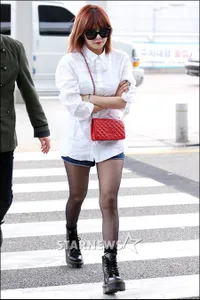 Para Idol K-Pop Kedinginan Saat Jalan di Bandara