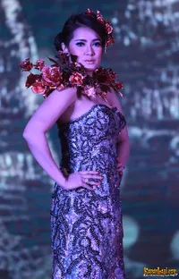 Parade Gaun Unik Para Selebritis di Magnum Infinity Party