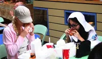 Paris Hilton - Nicole Richie Makan