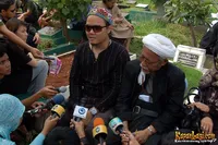 Pelayat di Pemakaman Ibunda Levi The Fly