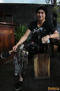 Penampilan Baru - Anji Pakai Sarung Sejak Album Kedua