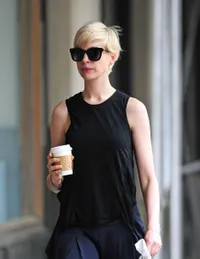 Penampilan Baru Anne Hathaway - Blonde